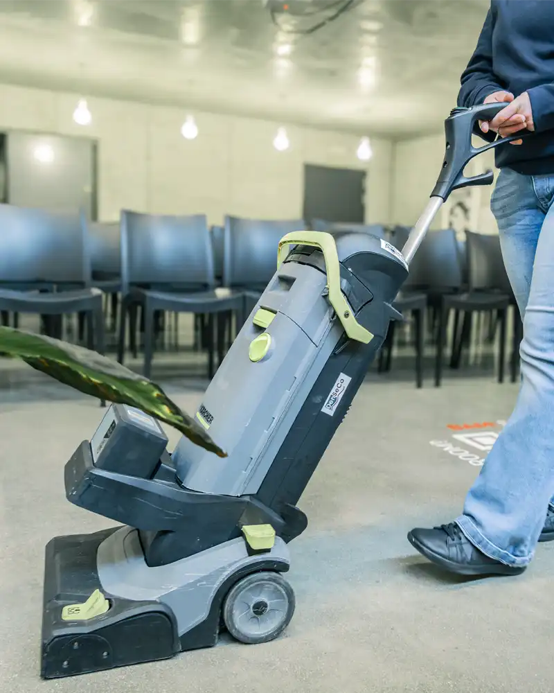 Schoonmaakster aan het werk na verbouwing